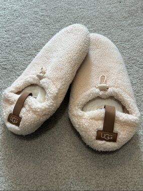 UGG Women’s Sherpa Slip-On Slippers - Cream Beige